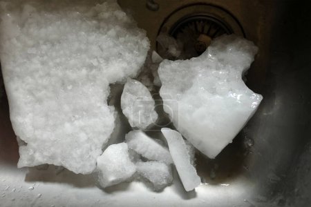Téléchargez les photos : Cristaux de glace du congélateur au réfrigérateur - en image libre de droit