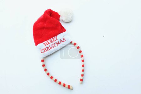 Schöne Stirnband Dekorative rote Weihnachtsmütze isolieren auf einem weißen backdrop.concept der fröhlichen Weihnachtsfeier, Neujahr kommt bald, festliche Jahreszeit Dekoration mit weihnachtlichen Elementen