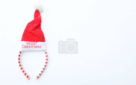 Foto de Hermosa diadema decorativa de Santa Sombrero rojo aislado en un fondo blanco. Concepto de fiesta de Navidad alegre, Año Nuevo viene pronto, decoración de temporada festiva con elementos de Navidad - Imagen libre de derechos