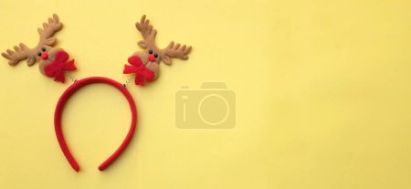 Foto de Diademas de Navidad lindo con cuernos de renos de Navidad aislar en un telón de fondo amarillo. concepto de fiesta de Navidad alegre, Año Nuevo viene pronto, decoración de temporada festiva con elementos de Navidad - Imagen libre de derechos