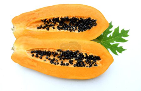 Téléchargez les photos : Vue de dessus et plat déposer une papaye de fruits mûrs doux papaye avec tranche, feuilles vertes isolées sur une toile de fond blanche. légumes et fruits pour une nutrition saine.aliments végétaliens - en image libre de droit