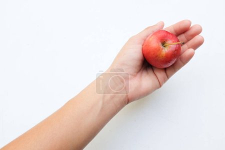 Téléchargez les photos : Groupe de pomme naine rouge-jaune mûre biologique fraîche, pommes princesse, pomme, mini pomme, petite pomme, pomme cerise, pommes rouges brillantes chez la femme isolée à la main sur fond blanc. concept de fruit sain - en image libre de droit