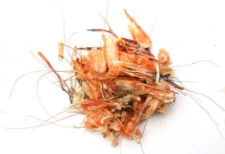 Foto de Una pila de huesos de camarón, huesos, cáscara de camarón o chatarra de comida después de comer. Restos de camarones fritos. restos de alimentos. - Imagen libre de derechos