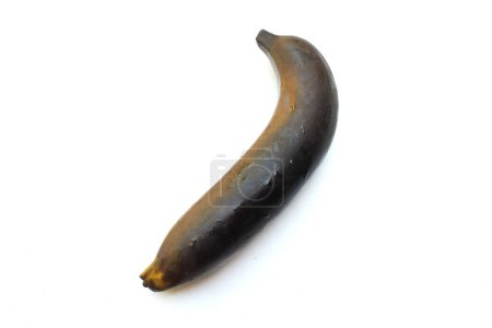 Banane noire pourrie, Vieille banane mûre, Banane trop mûre, Vieille banane pourrie noire moisie isoler sur un fond blanc. Art noir minimaliste conceptuel. Surface mate. Espace pour le texte 
