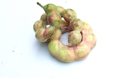 fruits rouges frais mûrs du tamarin de Manille (Pithecellobium dulce) gousses avec des graines isolées sur fond blanc.Fruits populaires en Thaïlande. Fruits exotiques tropicaux sains