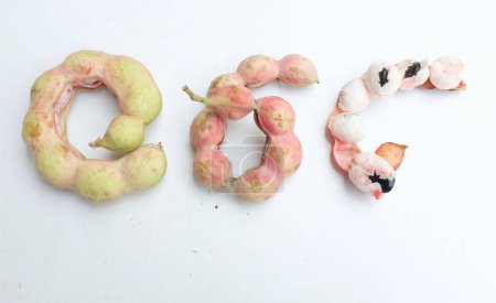 fruits rouges frais mûrs du tamarin de Manille (Pithecellobium dulce) gousses avec des graines isolées sur fond blanc.Fruits populaires en Thaïlande. Fruits exotiques tropicaux sains
