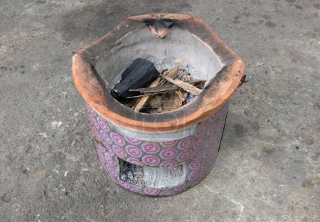 Bild einer Kohleschildkröte, Kohlenbecken Ofen auf einem Zementboden. ländlichen Outdoor-Küche thai style.pottery Ofen Asche ländlichen Thailand, das seit langer Zeit verwendet wurde