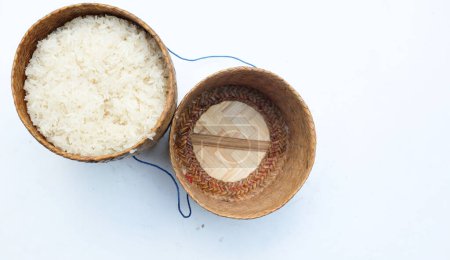 Caja de estilo tradicional de bambú de madera con arroz pegajoso tailandés caliente al vapor sobre fondo blanco puesto en una cazuela. contenedor de bambú para la celebración de arroz glutinoso cocido. Un alimento básico popular en Tailandia