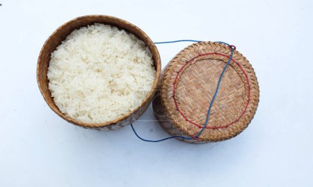 Holz Bambus traditionellen Stil Box mit warmem gedämpften Thai-Reis auf weißem Hintergrund in einer Auflaufform gelegt. Bambusbehälter zur Aufbewahrung von gekochtem klebrigem Reis. Ein beliebtes Grundnahrungsmittel in Thailand