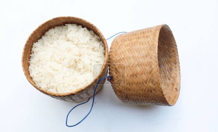 Holz Bambus traditionellen Stil Box mit warmem gedämpften Thai-Reis auf weißem Hintergrund in einer Auflaufform gelegt. Bambusbehälter zur Aufbewahrung von gekochtem klebrigem Reis. Ein beliebtes Grundnahrungsmittel in Thailand