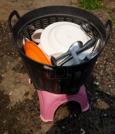 cerrar los platos mantener en escurridor de platos o en una cesta de plástico.Ideas sobre la limpieza de equipos de cocina o mantener la higiene, platos limpios