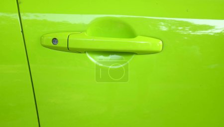 Téléchargez les photos : Fermer le détail Modern jaune citron vert poignée de porte de voiture.Car poignée de porte est une partie externe de la voiture. - en image libre de droit