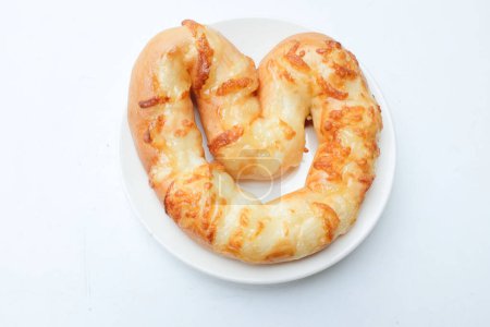 Tocino y mayonesa rematados en forma de corazón Pan en una meseta blanca Aislado sobre un fondo blanco