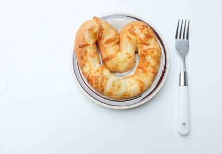 Tocino y mayonesa rematados en forma de corazón Pan en un plato blanco y tenedor aislado sobre un fondo blanco
