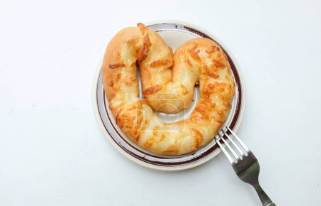 Tocino y mayonesa rematados en forma de corazón Pan en un plato blanco y tenedor aislado sobre un fondo blanco