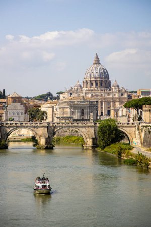 Foto de St Peters basilica on the River Tiber in Rome, Italy - Imagen libre de derechos