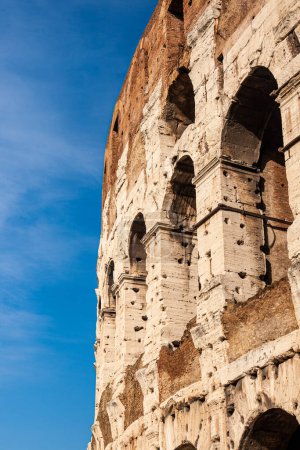 Foto de Columnas y estatuas de mármol típicas de la arquitectura romana en Roma, Italia - Imagen libre de derechos
