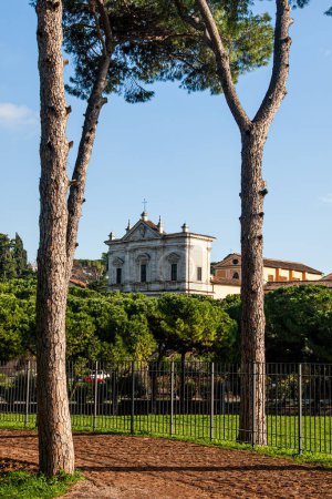 Foto de Árboles y arquitectura romana a través del horizonte italiano en Roma, Italia - Imagen libre de derechos