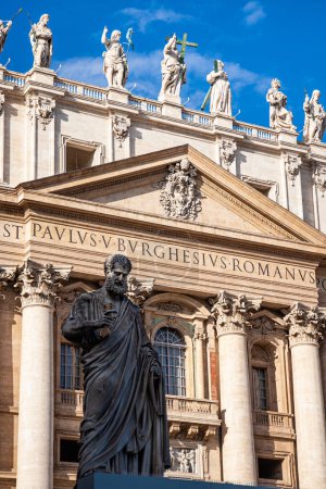 Foto de Columnas y estatuas de mármol típicas de la arquitectura romana en Roma, Italia - Imagen libre de derechos