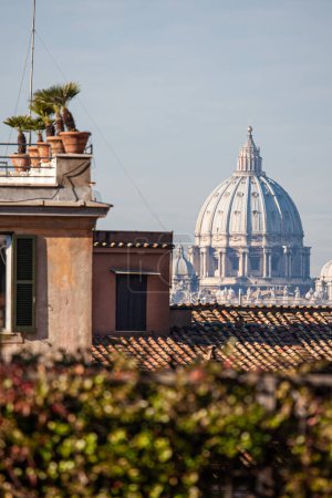 Foto de Basílica de San Pedro domo a través del horizonte italiano en Roma, Italia - Imagen libre de derechos