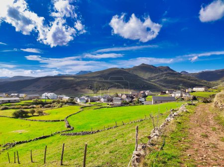 Téléchargez les photos : Santa Maria del Puerto village, Ville exemplaire des Asturies Prix 2021, Asturies, Espagne - en image libre de droit