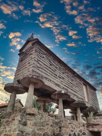 Foto de Graneros de piedra seca llamados horreos en el pueblo de Olveiroa, Camino a Santiago, Galicia, España - Imagen libre de derechos
