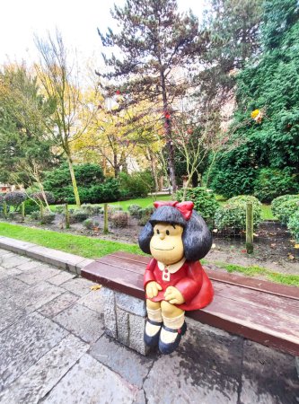 Foto de Estatua de carácter Mafalda en Oviedo, España. Es un homenaje a Quino y se encuentra en el parque de San Francisco. - Imagen libre de derechos