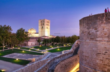 Téléchargez les photos : Cathédrale de Zamora au coucher du soleil vue du château, Zamora, Castille Léon, Espagne - en image libre de droit