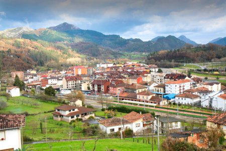 Téléchargez les photos : Arriondas village, vue panoramique, Parres municipalité, Asturies, Espagne - en image libre de droit