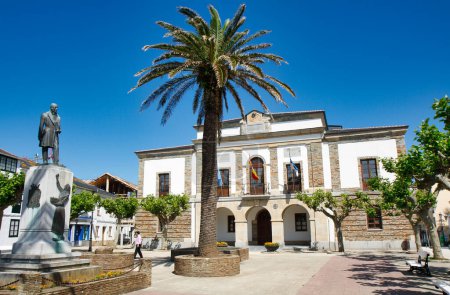 Téléchargez les photos : Monument dédié à Fernando Casariego et Mairie en arrière-plan, Tapia de Casariego, Asturies, Espagne - en image libre de droit