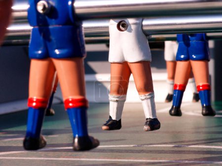 Téléchargez les photos : Football table de football, détail des jambes d'en bas - en image libre de droit