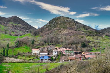 Foto de Pueblo de Yernes, municipio de Yernes y Tamenza, Asturias, España, Europa - Imagen libre de derechos