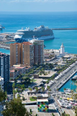 Téléchargez les photos : Baie et port de Malaga ville, Andalousie, Espagne - en image libre de droit