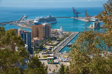 Téléchargez les photos : Baie et port de Malaga ville, Andalousie, Espagne - en image libre de droit