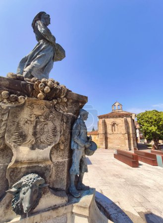 Téléchargez les photos : Monument Obdulio Fernandez Pando et église Oliva, Villaviciosa, Principauté des Asturies, Espagne. - en image libre de droit