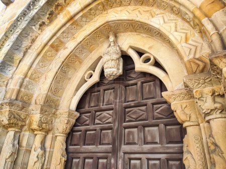 Téléchargez les photos : Eglise Santa Maria de la Oliva, XIIIe siècle, Villaviciosa, Asturies, Espagne, Europe - en image libre de droit