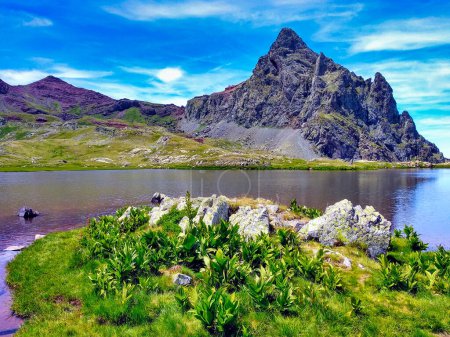 Foto de Pico de Anayet, un antiguo volcán, junto a los lagos de Anayet, en el valle de Tena. Formigal, Sallent del Gallego, Pirineos, provincia de Huesca, Aragón, España, Europa - Imagen libre de derechos
