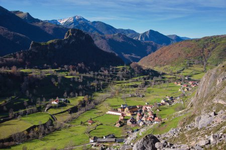 Téléchargez les photos : Village de Valle de Lago à partir de dessus, Somiedo, Asturies, Espagne, Europe - en image libre de droit
