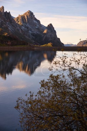 Téléchargez les photos : Lac Valle del Lago entouré de montagnes enneigées, Somiedo, Asturies, Espagne - en image libre de droit