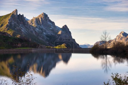 Téléchargez les photos : Lac Valle del Lago entouré de montagnes enneigées, Somiedo, Asturies, Espagne - en image libre de droit