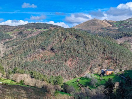Foto de Casa solitaria cerca del pueblo de Iyaso, Villayon, ASturias, España - Imagen libre de derechos