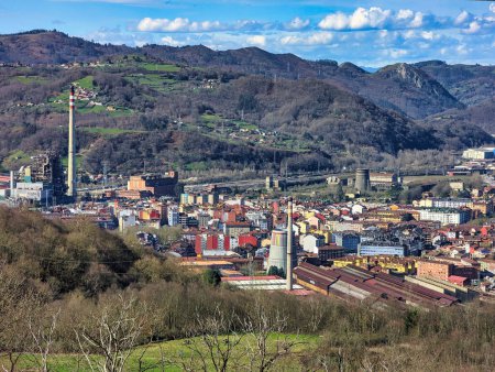 Die Stadt Langreo liegt im Nalon-Tal, Asturien, Spanien, Europa