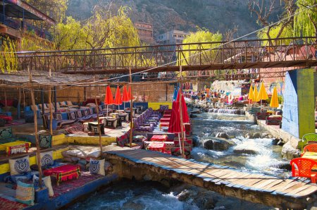Foto de Coloridos restaurantes al aire libre con mesas en o con vistas al río en la pequeña ciudad de Setti Fatma, Valle de Ourika, Marruecos, África del Norte - Imagen libre de derechos