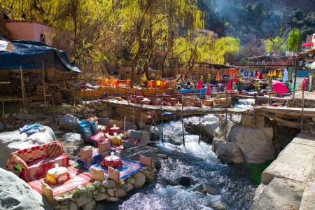 Téléchargez les photos : Restaurants de plein air colorés avec tables dans ou surplombant la rivière dans la petite ville de Setti Fatma, vallée de l'Ourika, Maroc, Afrique du Nord - en image libre de droit
