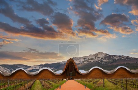 Foto de Laguardia, Álava, España; 28 de marzo de 2024: Bodega Ysios de Santiago Calatrava en La Rioja Alavesa - Imagen libre de derechos
