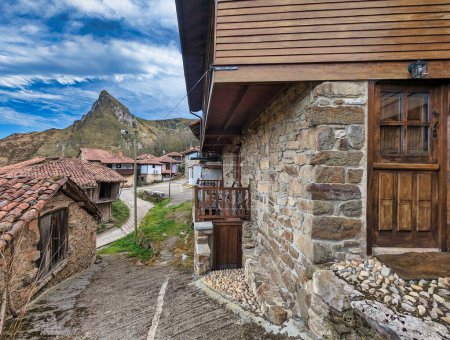 Pueblo de Ligueria se encuentra en el valle del Espinareu, Pilona, Asturias, España