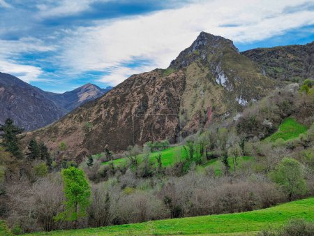 Montañas y valle alrededor del valle del Espinareu, Pilona, Asturias, España