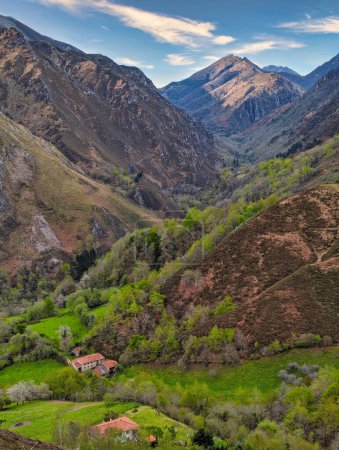 Montañas y valle alrededor del valle del Espinareu, Pilona, Asturias, España