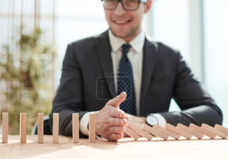 Homme d'affaires avec des dominos dans le bureau