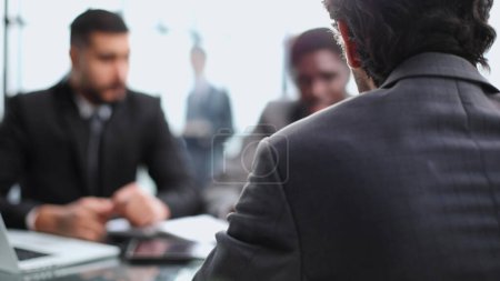 Téléchargez les photos : Trois hommes d'affaires planifient et discutent dans un bureau ensemble - en image libre de droit
